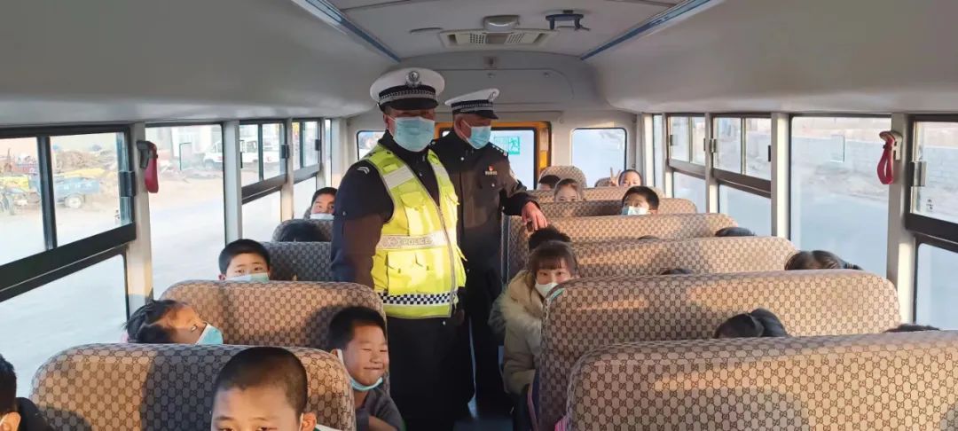 一盔一带 | 洮南交巡警为乘校车学生系紧安全带