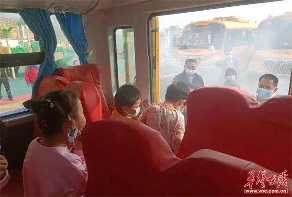 广发镇中心幼儿园开展校车安全及消防应急疏散演练