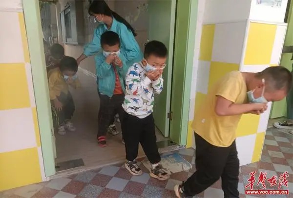 广发镇中心幼儿园开展校车安全及消防应急疏散演练