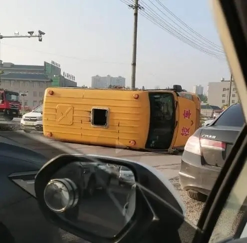 湖南一幼儿园校车发生侧翻，当地交警：无人员伤亡，事故原因仍在调查