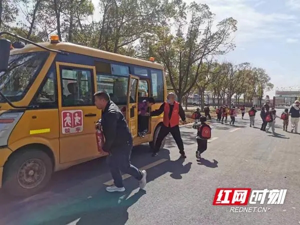 安乡黄山头家平幼儿园开展校车安全演练