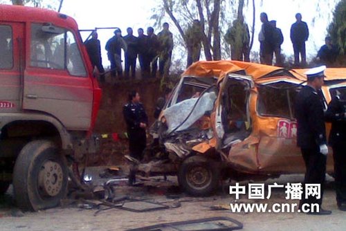 甘肃幼儿园校车车祸:校车核载9人实载64人