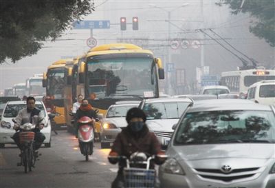 2011年11月17日7时20分，山东济南，山东师范大学附属小学的校车与小客车混行。陈宁