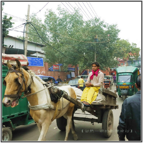 印度交通像庙会 校车很拉风(图)