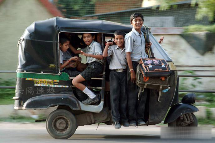 要命的印度校车 简直就是马路上的棺材板(图)