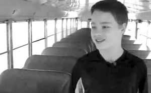 美国：校车司机突发病  13岁男孩冲上前将车停稳