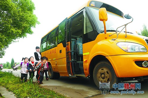 信丰一幼儿园新校车定点定时接送乡村学童 确保安全
