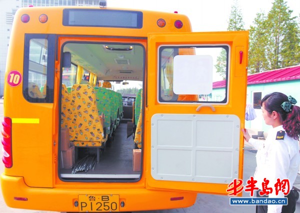 青岛：郊区学生坐校车每月70元（图）