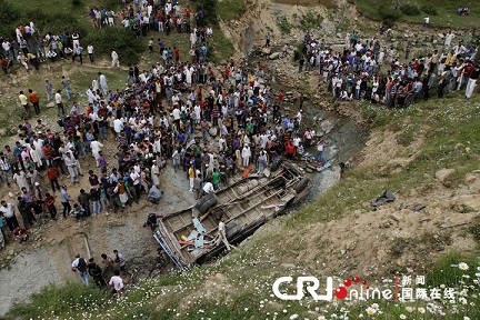印控克什米尔一校车翻下深谷 3死33伤(图)