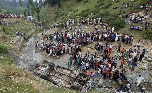印控克什米尔校车翻下深谷致3死33伤(图)