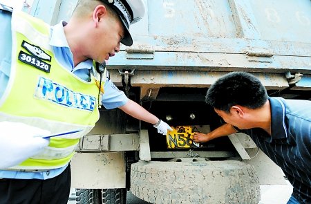重庆：交巡警设372个检查点排隐患 校车纳入重点监控
