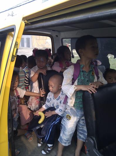 7座面包车挤了33名幼儿 天门督查整顿幼儿园校车(图)