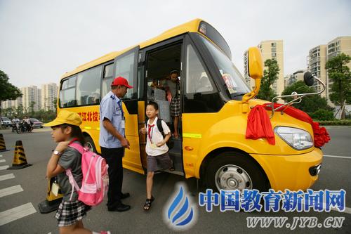 宁波市:农村娃坐上校车