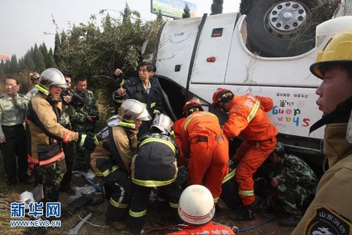 10月7日，消防官兵在车祸现场组织救援。图片来源：新华网