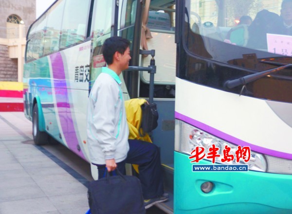 23日，青岛2中学生高兴地登上早已等在校园的大巴车。