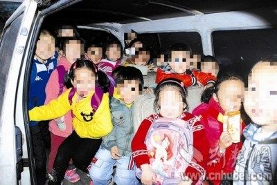 这辆核载11人的面包车里挤进了28名幼儿。通讯员 孙军 摄