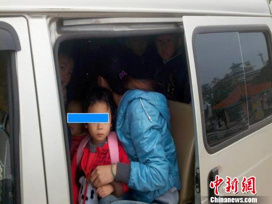 广东一幼儿园用面包车充当校车 强行挤进15个孩子