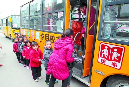 郑州公布校车管理办法 中小学生有望免费乘公交