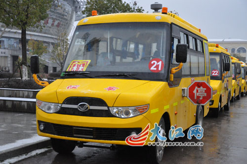 　　鹰潭51家民办幼儿园获51辆政府补贴校车。价值816万。