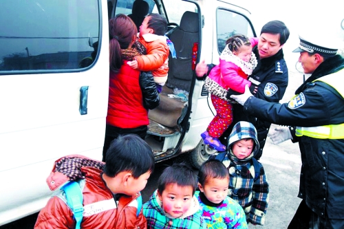郑州一面包车冒充校车超载塞进27个娃 被依法暂扣