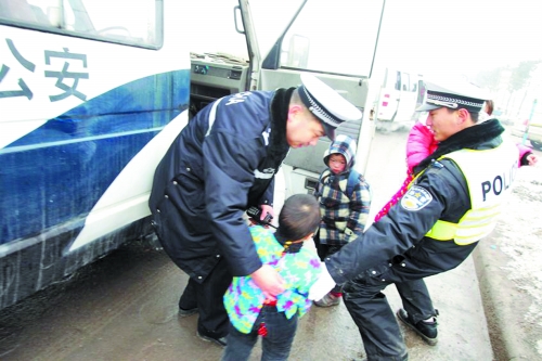 郑州一面包车冒充校车超载塞进27个娃 被依法暂扣