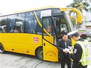 交警正在依法处理超载的校车。 深圳晚报记者雷丹 摄
