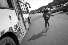 3月4日，宁乡县玉潭镇中心小学，放学后，一个小学生追着18路公交车奔跑。图/记者辜鹏博实习生周蔷