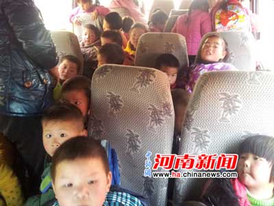 南阳农村部分幼儿园“黑校车”严重超载（图）