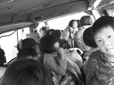 鹿邑县一小学9座“校车”塞进38个学生