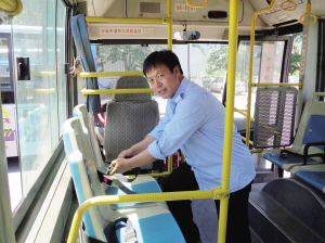 公交司机为校车装安全带 自费奖励安全模范生