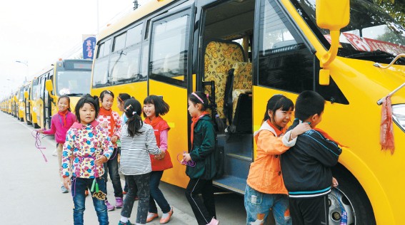 能够乘坐舒适的校车上学，高店乡中心小学的孩子们很是开心。
