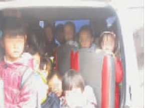 巴中幼儿园“面的”当校车 装29个娃超载行驶(图)