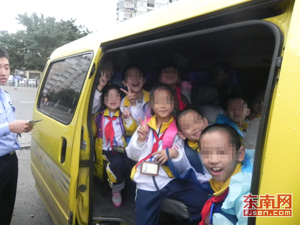福州：核载9人满载16名小学生 “山寨校车”驾驶员被罚款扣分
