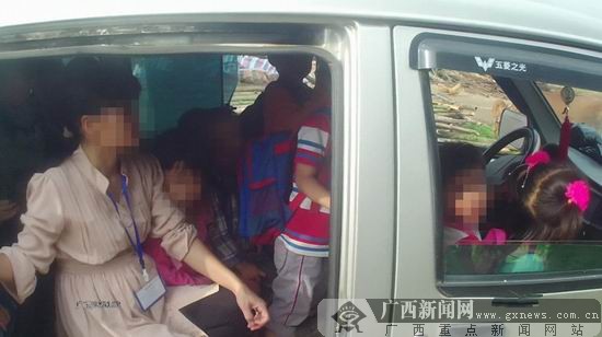 广西：钦州7座校车塞一老师19个学生