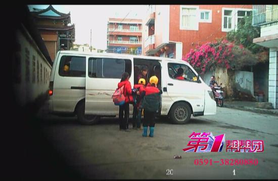 福州福清一小学盘踞大量黑校车 一辆车塞满19名学生