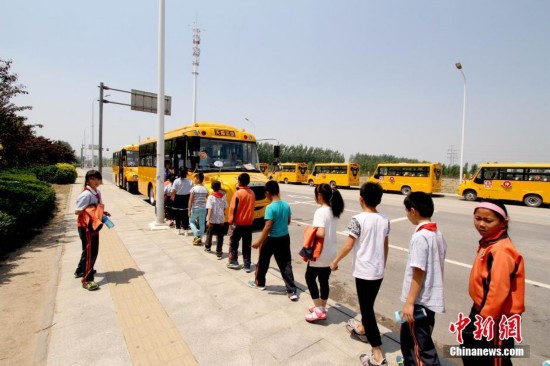 天津：小学生校车也有牌照 家长可手机还能手机定制线路