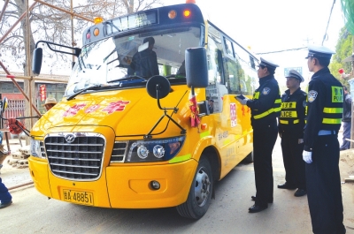 新疆奎屯市：强化校车安全管理，确保学生出行安全