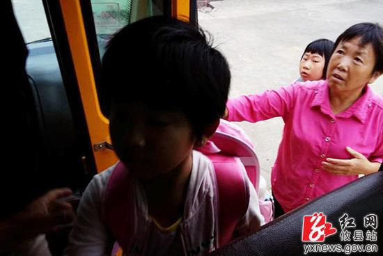 湖南攸县676名贫困学生免费乘校车上学