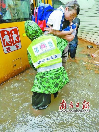 广东东莞：校车水中熄火 消防托举营救