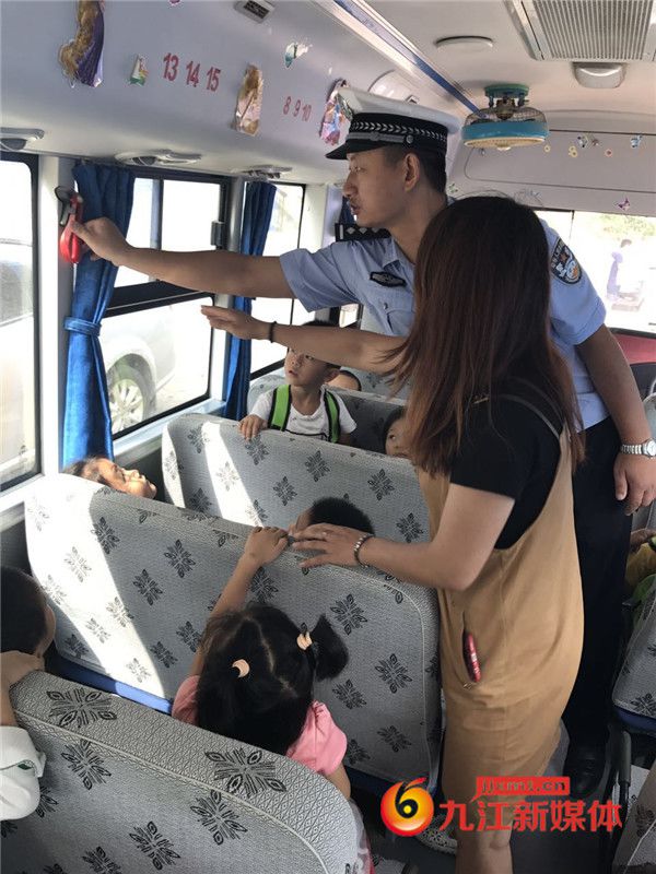 江西彭泽:交警与天天乐幼儿园开展校车应急安全演练活动
