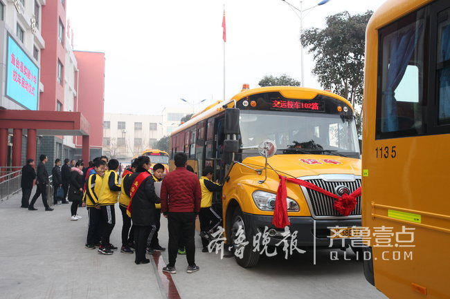 鱼台县实验小学：“大鼻子”校车启用，孩子上下学家长放心了
