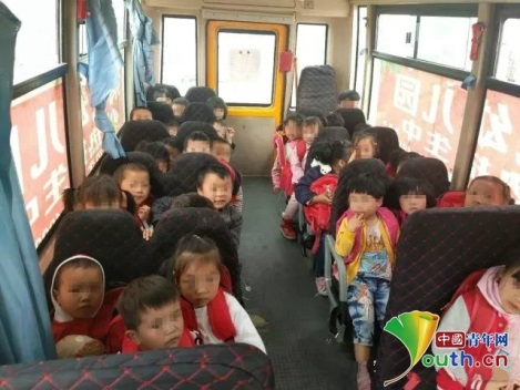 贵州安顺一幼儿园校车超载 两年被查4次交通违法