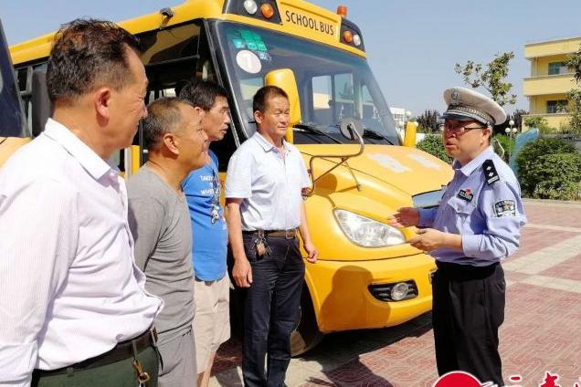 陕西西安：高新大队民警走进学校 开展道路安全宣传和校车安全检查