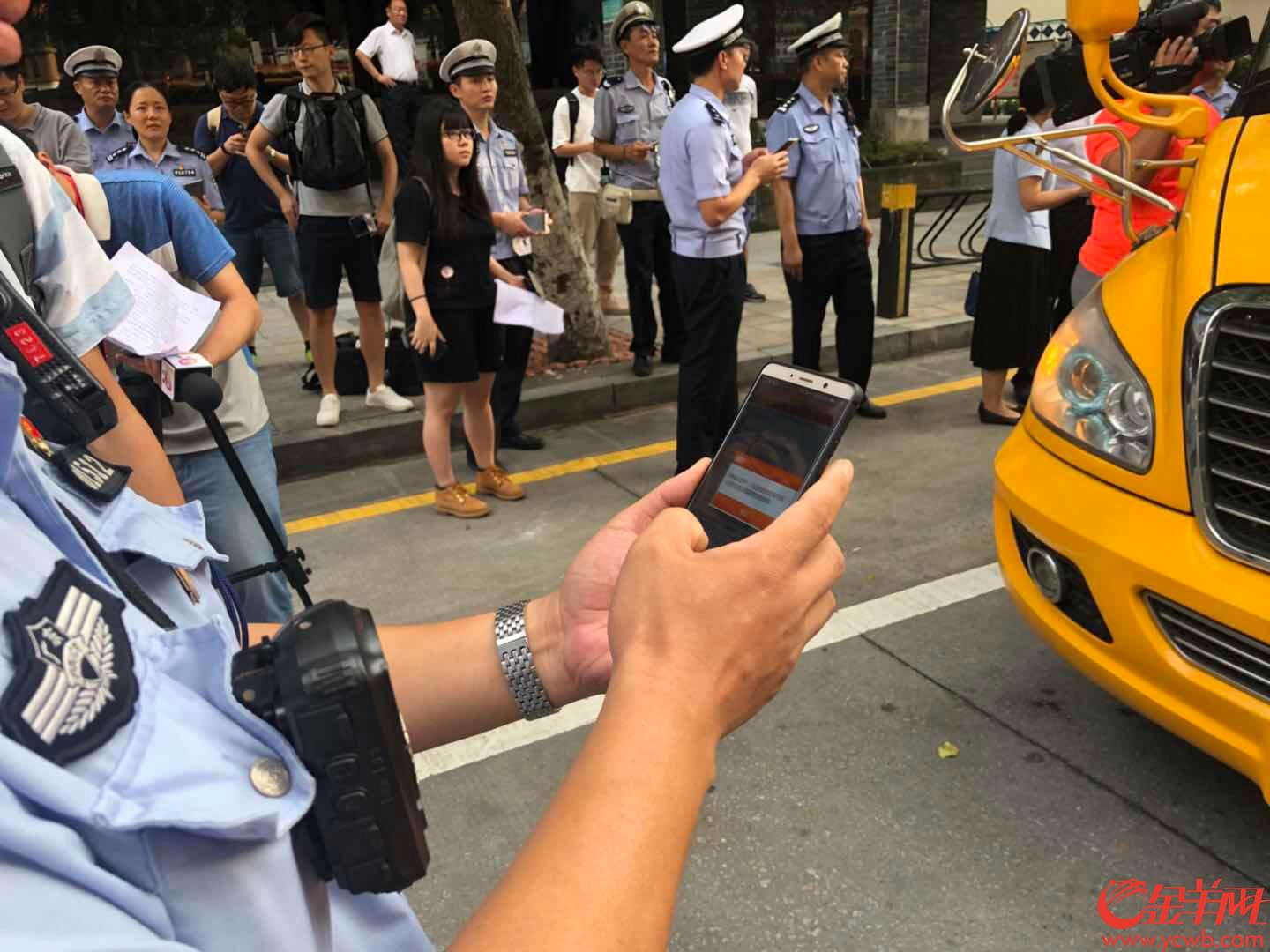 广州：开学首日早晨，交警共查处校车违规违法行为25宗