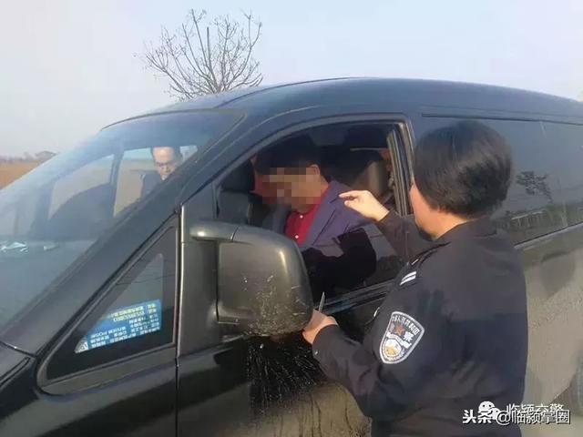 临颍县交警大队查获一起“黑校车” 非法接送学生严重超员案件