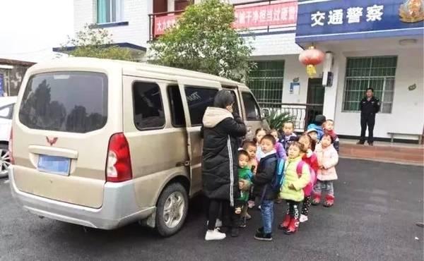 17名幼童竟然全部塞进9座面包车“叠罗汉”，这辆面包车竟然不是营运客车，更未取得校车资质
