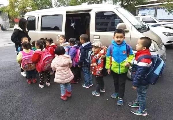 17名幼童竟然全部塞进9座面包车“叠罗汉”，这辆面包车竟然不是营运客车，更未取得校车资质