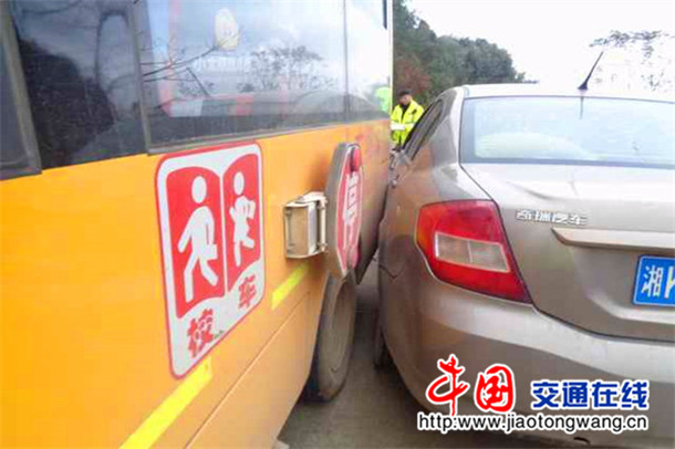 湖南湘乡一女司机不礼让校车发生刮擦 被扣分+罚款