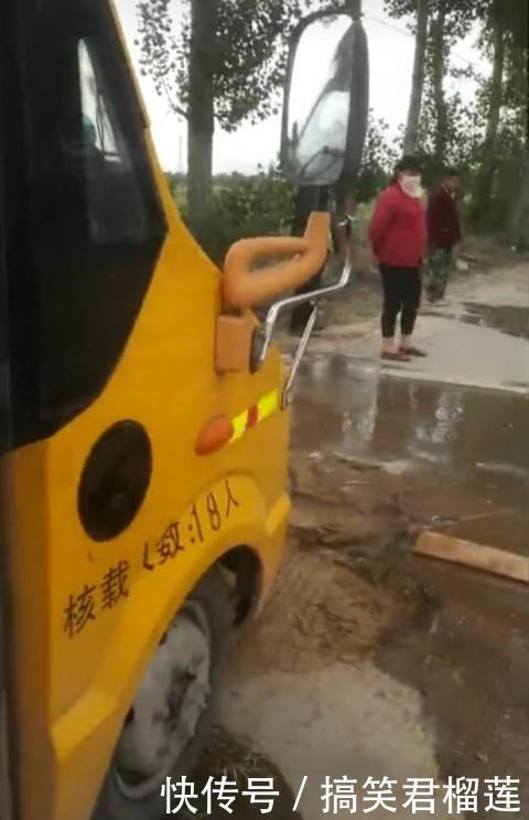 河南新乡：村民浇地水管堵路，校车司机绕道行驶