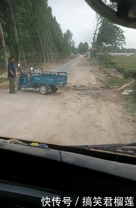 河南新乡：村民浇地水管堵路，校车司机绕道行驶